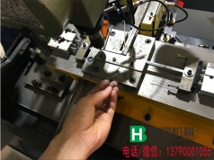 一款比較異形的衝壓五金件產品在全自動攻絲機上實現自動化運作（有圖）