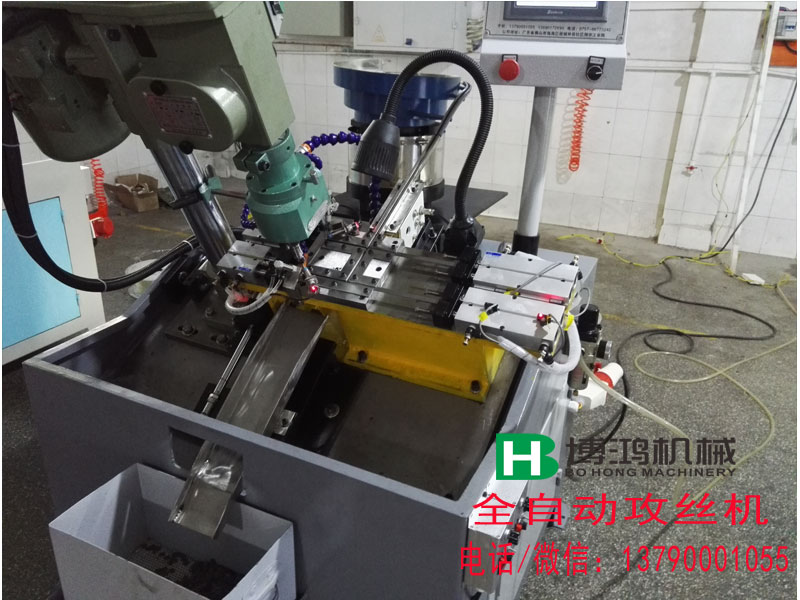 小方螺母首選衝壓件產品雙軸全自動攻絲機細節特寫1